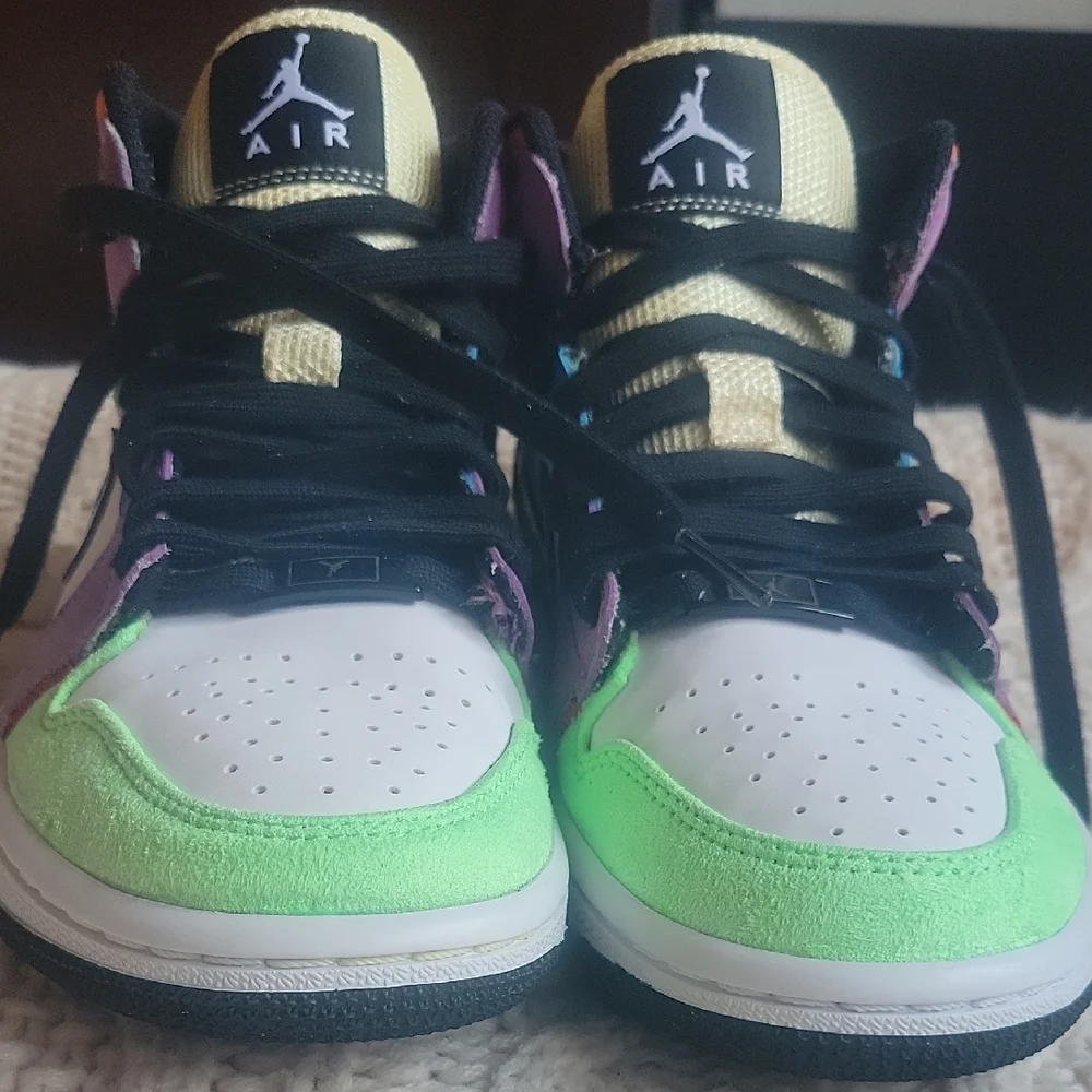 Nike Air Jordan Sneakers with Gold and Black Accents SZ 6.5